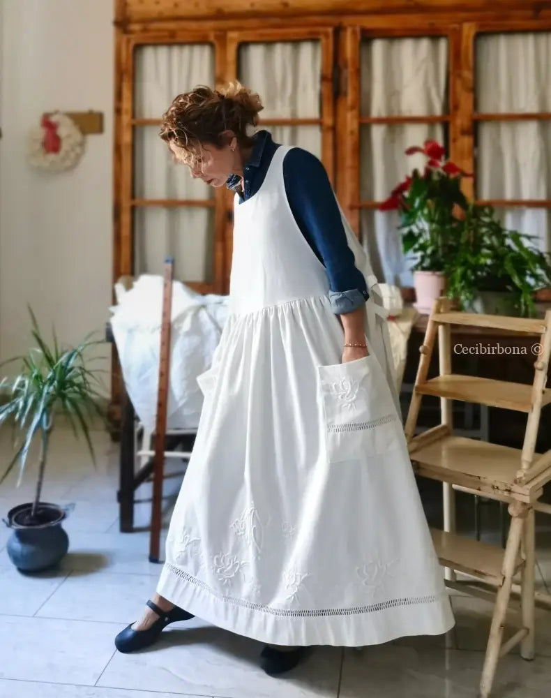 Grembiule in cotone ricamato con motivo a fiori e monogramma MP (Ref. 475) grembiule donna tessuti antichi
