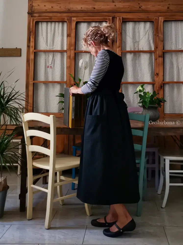 Grembiule in gabardine di lana nera (Ref.408) grembiule donna tessuti moderni