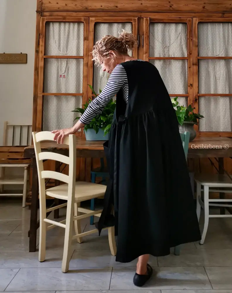 Grembiule in gabardine di lana nera (Ref.408) grembiule donna tessuti moderni