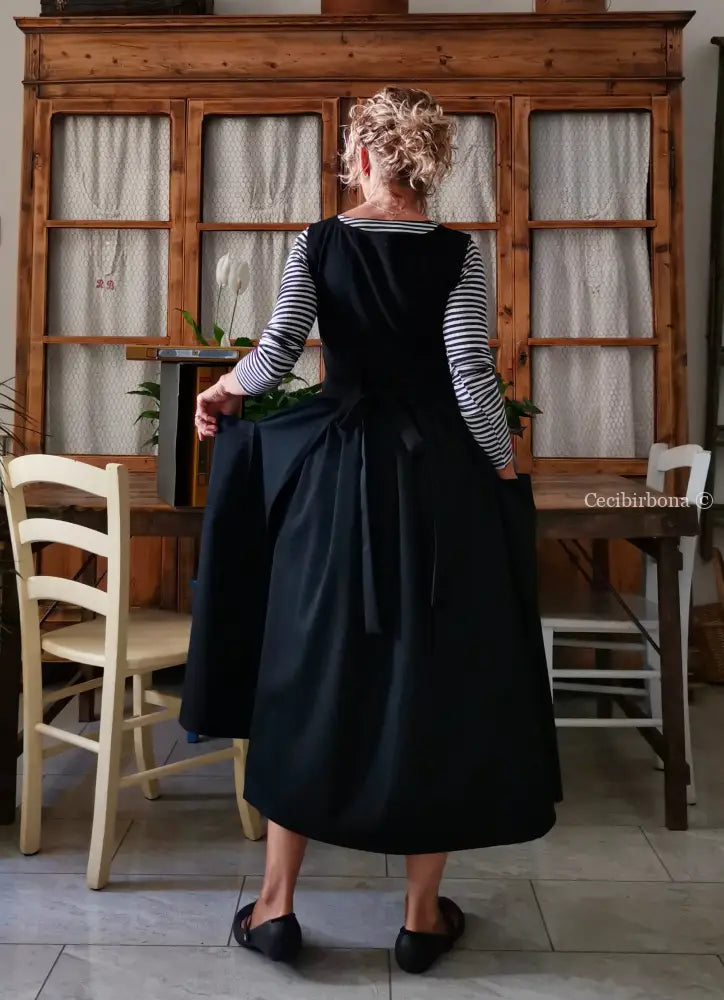 Grembiule in gabardine di lana nera (Ref.408) grembiule donna tessuti moderni