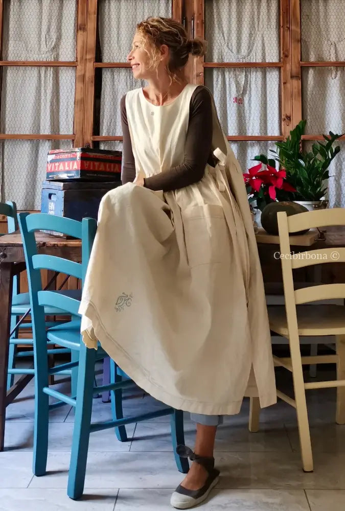 Grembiule in ghinea con monogramma celeste TM (Ref. 18) grembiule donna antico