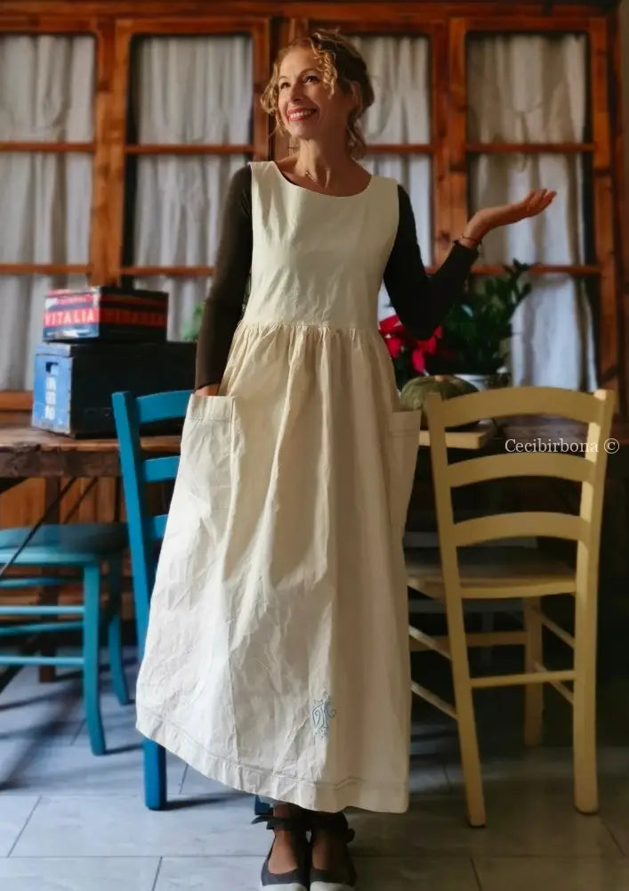 Grembiule in ghinea con monogramma celeste TM (Ref. 18) grembiule donna antico