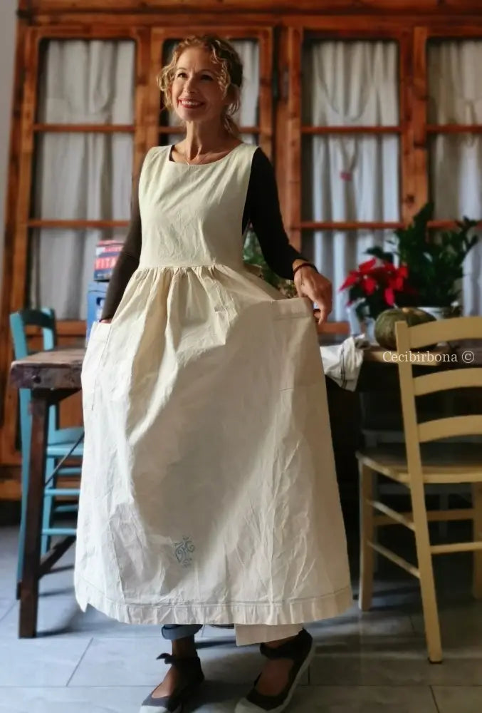 Grembiule in ghinea con monogramma celeste TM (Ref. 18) grembiule donna antico