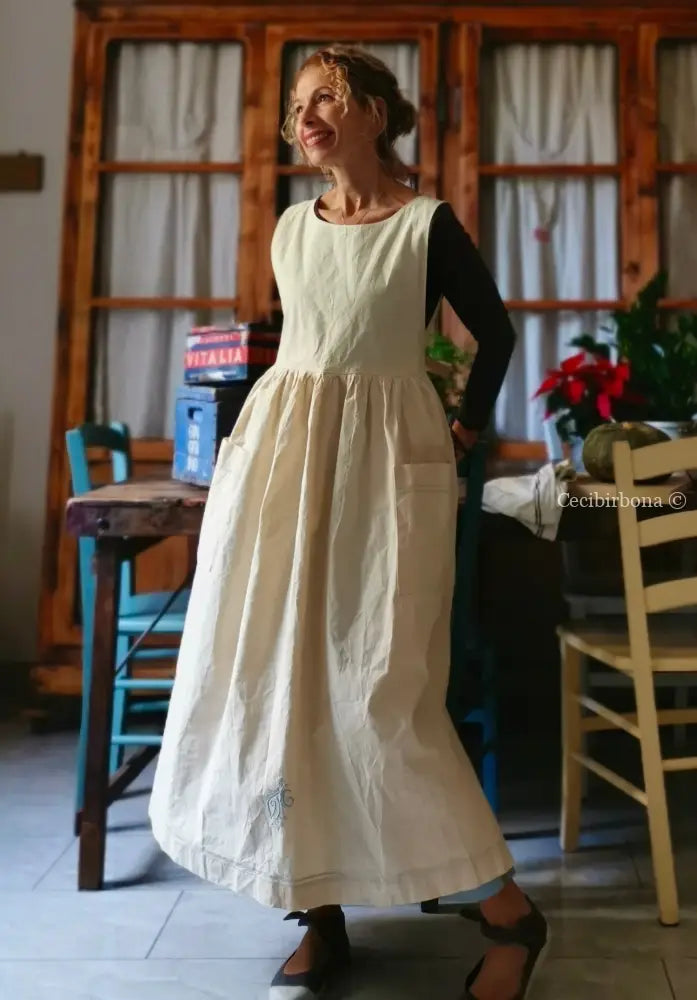 Grembiule in ghinea con monogramma celeste TM (Ref. 18) grembiule donna antico