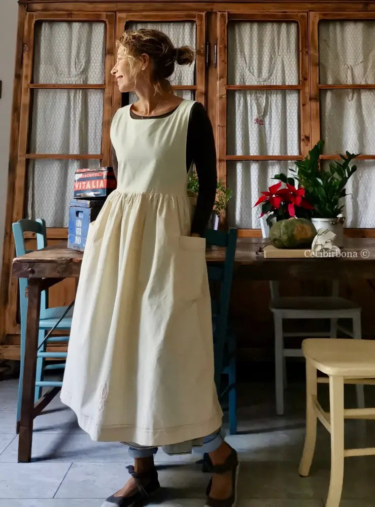 Grembiule in ghinea con monogramma rosa TM (Ref. 27) grembiule donna antico