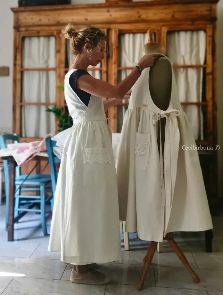 Grembiule in ghinea con pizzo e monogramma rosso BA (Ref. 301) grembiule donna tessuti antichi