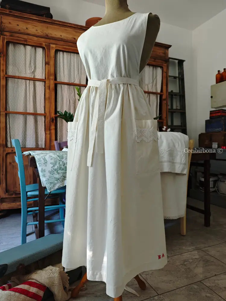 Grembiule in ghinea con pizzo e monogramma rosso BA (Ref. 301) grembiule donna tessuti antichi