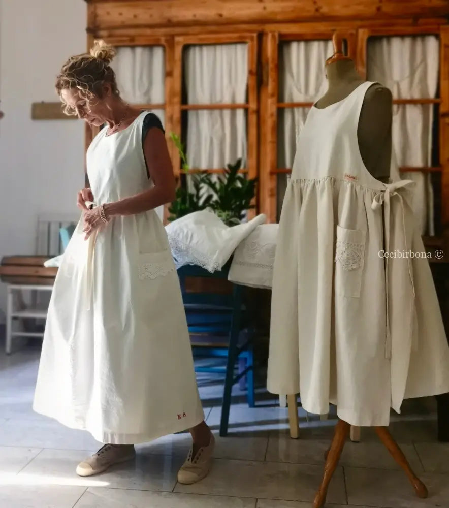 Grembiule in ghinea con pizzo e monogramma rosso BA (Ref. 301) grembiule donna tessuti antichi