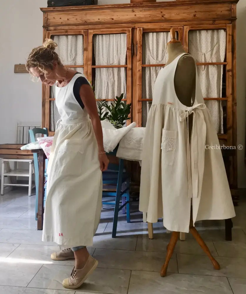 Grembiule in ghinea con pizzo e monogramma rosso BA (Ref. 301) grembiule donna tessuti antichi