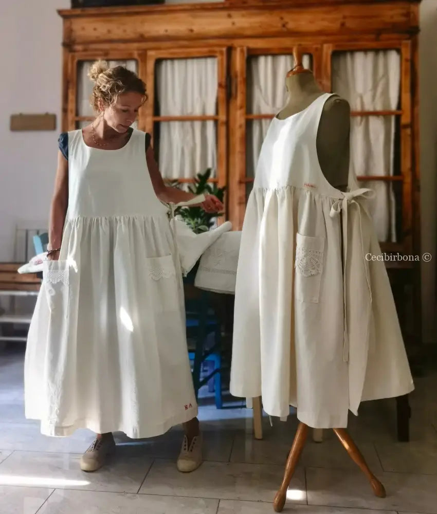 Grembiule in ghinea con pizzo e monogramma rosso BA (Ref. 301) grembiule donna tessuti antichi