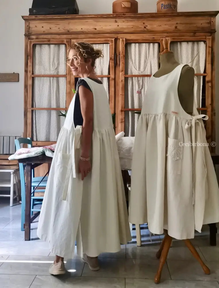 Grembiule in ghinea con pizzo e monogramma rosso BA (Ref. 301) grembiule donna tessuti antichi