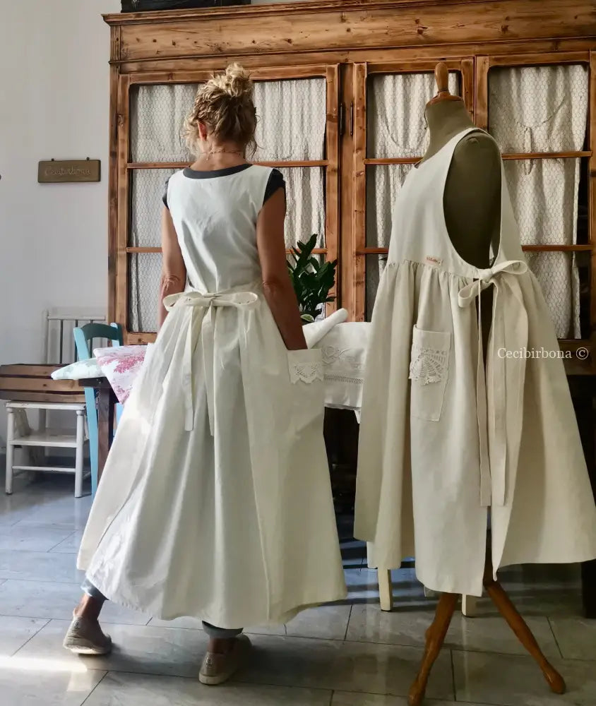 Grembiule in ghinea con pizzo e monogramma rosso BA (Ref. 301) grembiule donna tessuti antichi