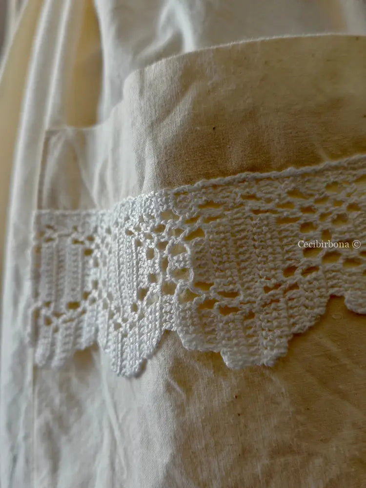 Grembiule in ghinea con pizzo e monogramma rosso BA (Ref. 301) grembiule donna tessuti antichi