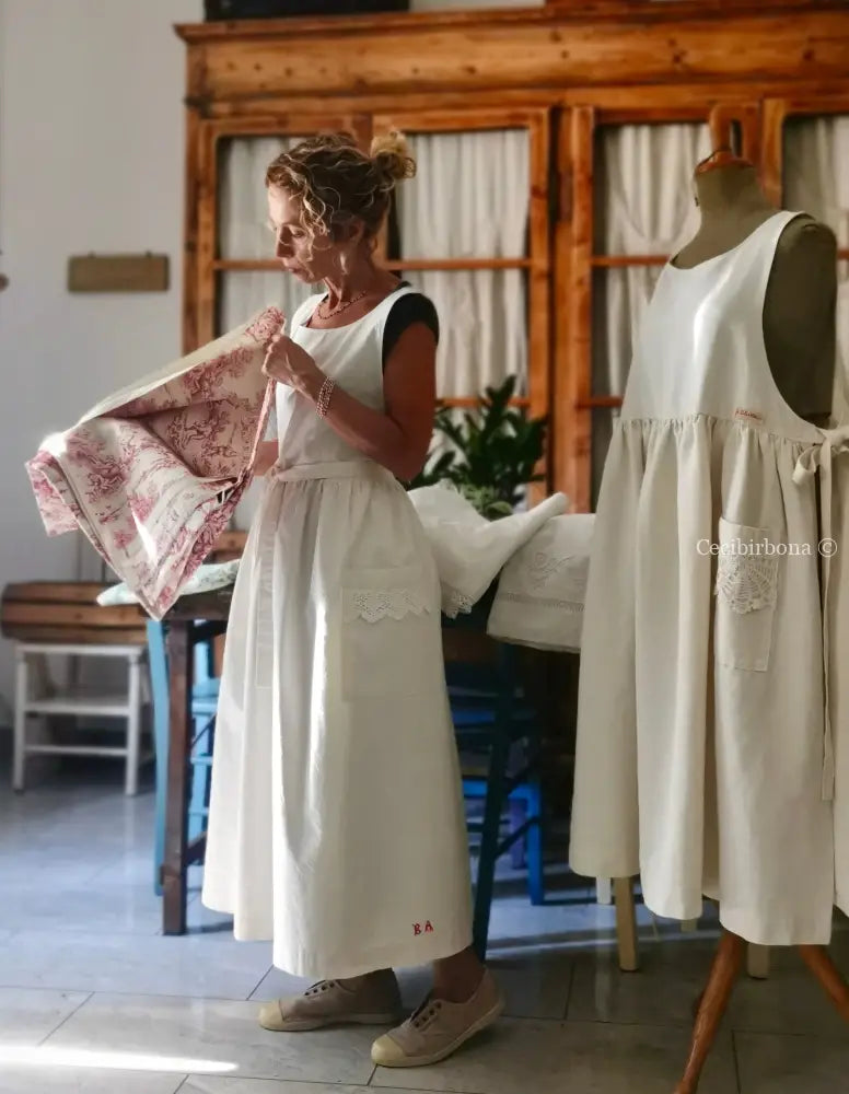 Grembiule in ghinea con pizzo e monogramma rosso BA (Ref. 301) grembiule donna tessuti antichi