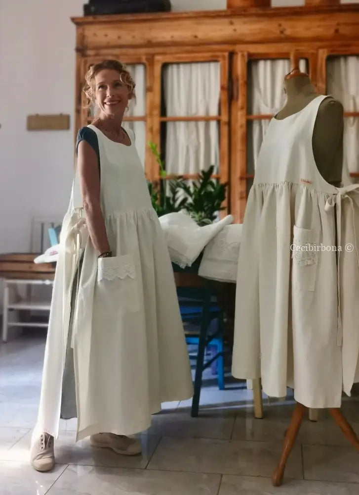 Grembiule in ghinea con pizzo e monogramma rosso BA (Ref. 301) grembiule donna tessuti antichi