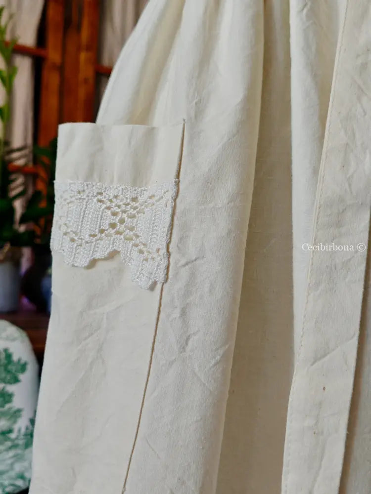 Grembiule in ghinea con pizzo e monogramma rosso BA (Ref. 301) grembiule donna tessuti antichi