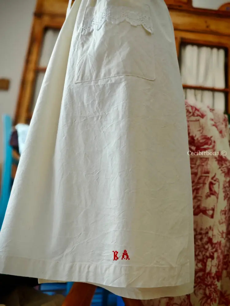 Grembiule in ghinea con pizzo e monogramma rosso BA (Ref. 301) grembiule donna tessuti antichi