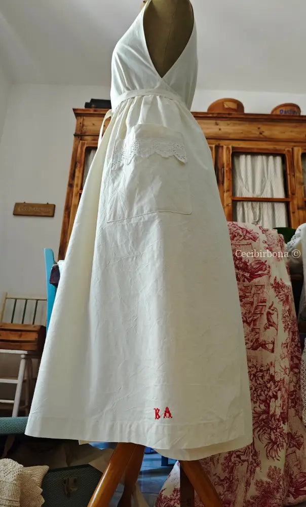 Grembiule in ghinea con pizzo e monogramma rosso BA (Ref. 301) grembiule donna tessuti antichi