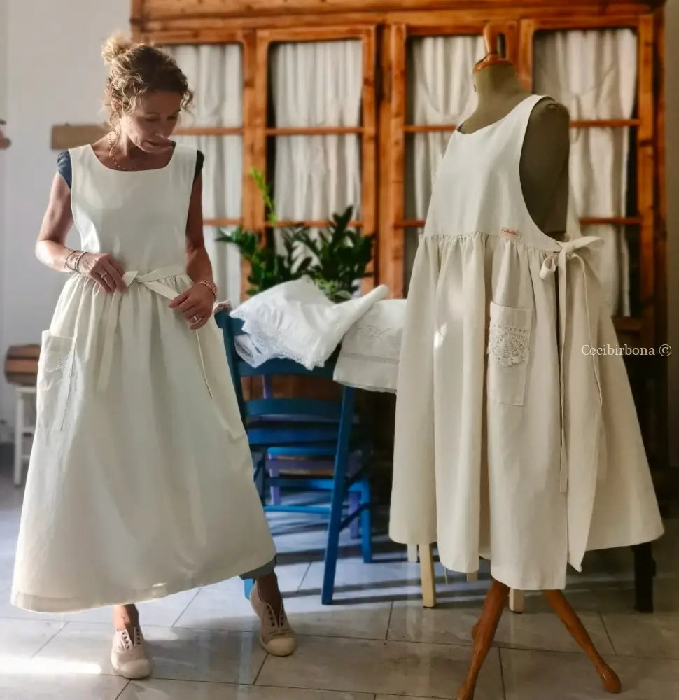 Grembiule in ghinea con pizzo e monogramma rosso BA (Ref. 301) grembiule donna tessuti antichi