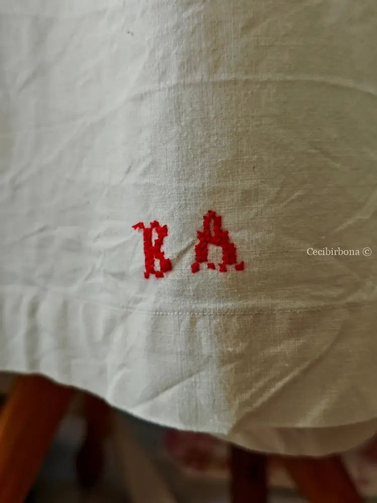 Grembiule in ghinea con pizzo e monogramma rosso BA (Ref. 301) grembiule donna tessuti antichi