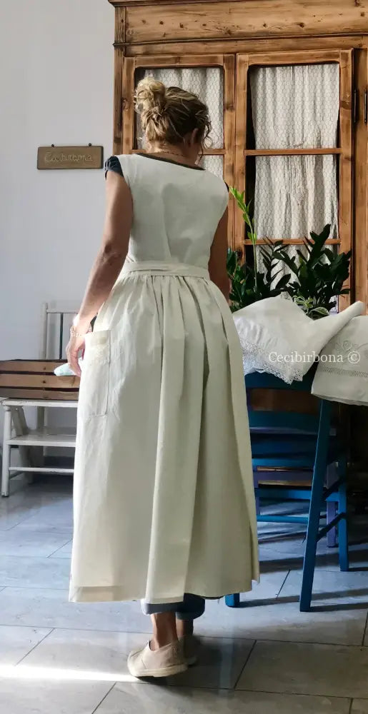 Grembiule in ghinea con pizzo e monogramma rosso BA (Ref. 301) grembiule donna tessuti antichi