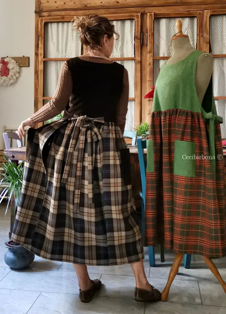 Grembiule in lana tartan e velluto marrone (Ref. 465) grembiule donna tessuti moderni