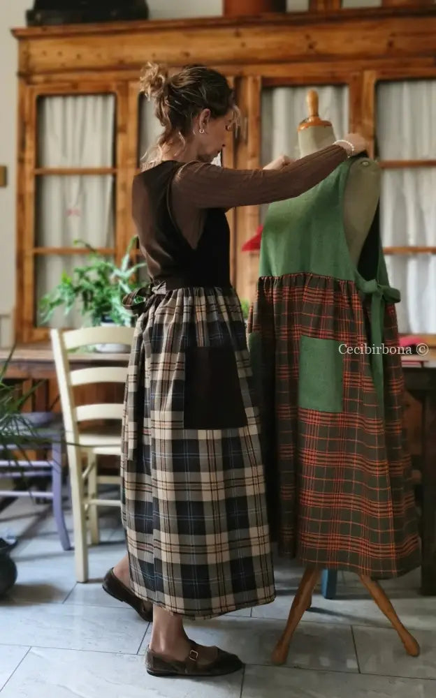 Grembiule in lana tartan e velluto marrone (Ref. 465) grembiule donna tessuti moderni