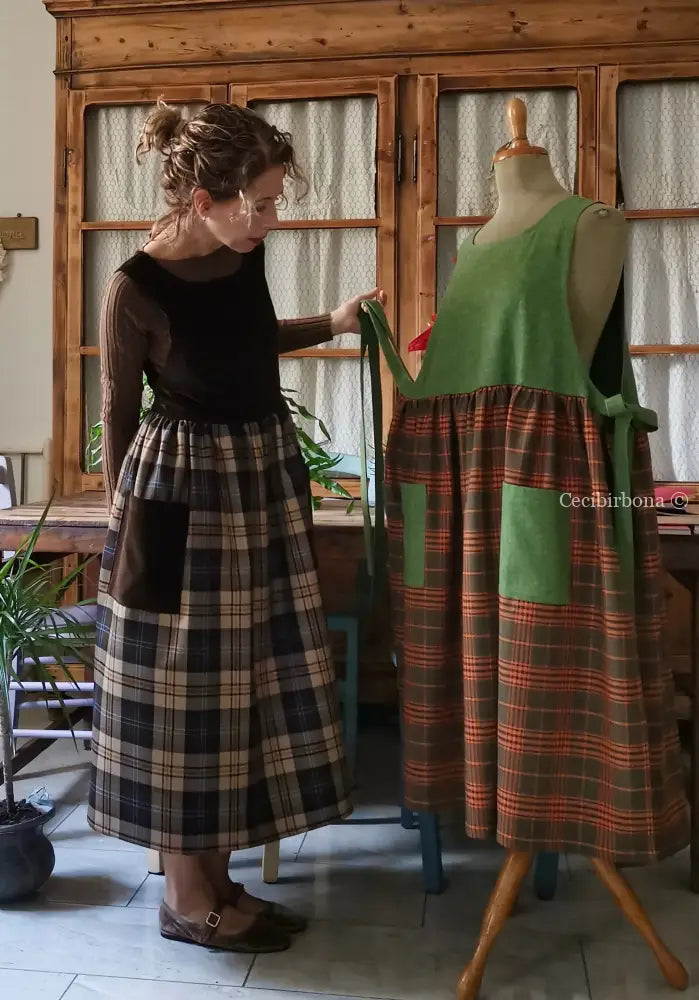 Grembiule in lana tartan e velluto marrone (Ref. 465) grembiule donna tessuti moderni