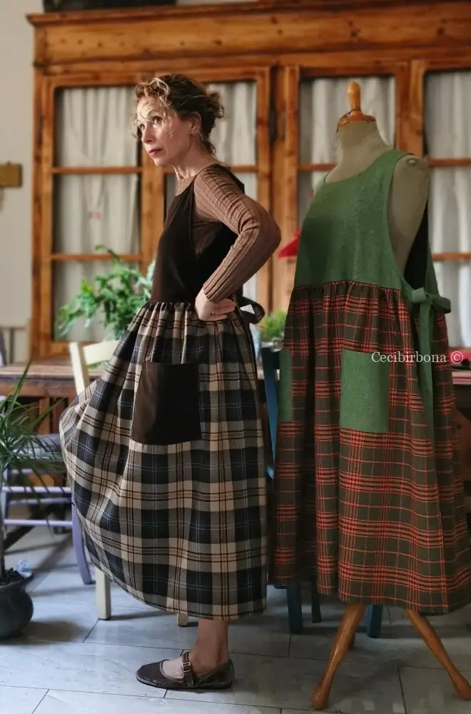 Grembiule in lana tartan e velluto marrone (Ref. 465) grembiule donna tessuti moderni