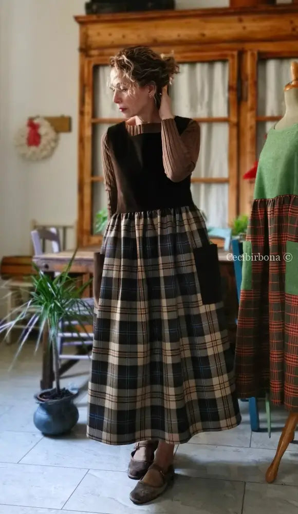 Grembiule in lana tartan e velluto marrone (Ref. 465) grembiule donna tessuti moderni