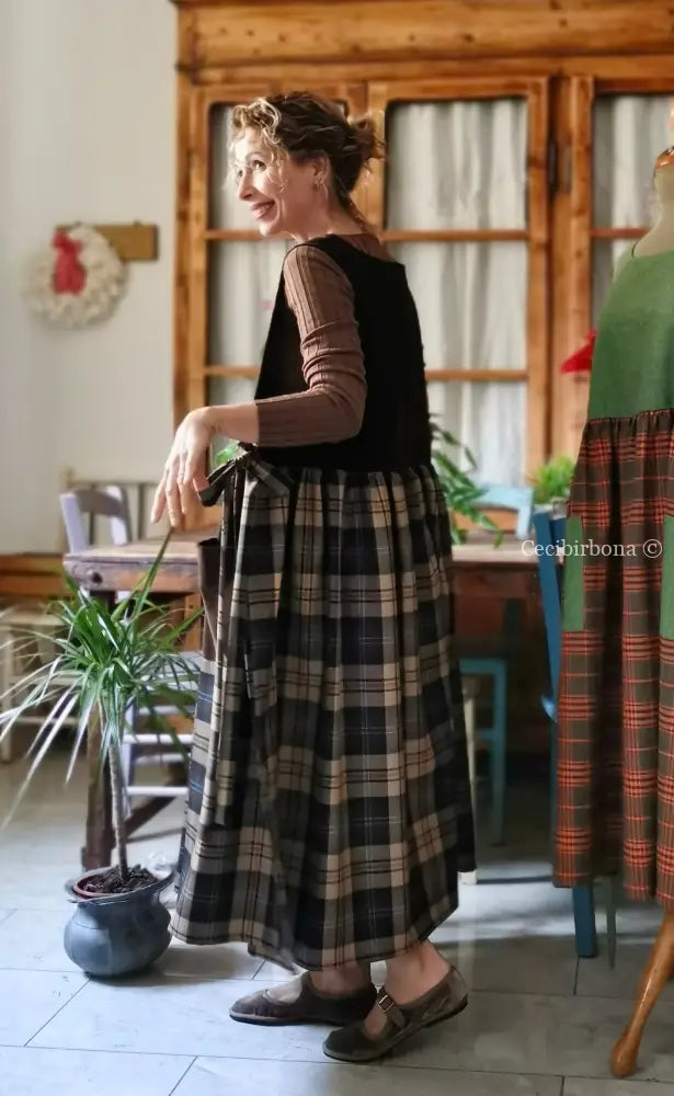 Grembiule in lana tartan e velluto marrone (Ref. 465) grembiule donna tessuti moderni
