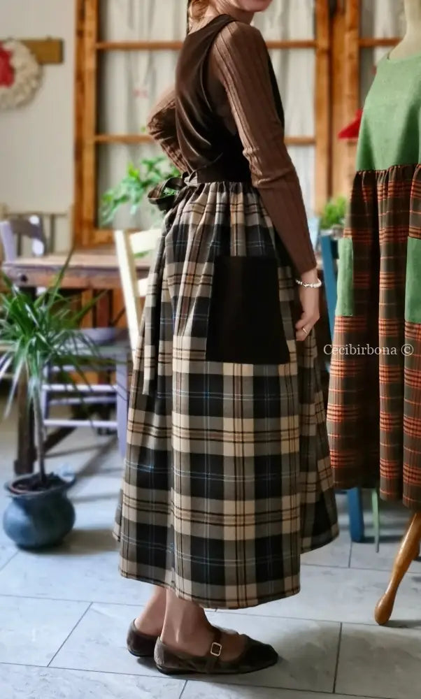 Grembiule in lana tartan e velluto marrone (Ref. 465) grembiule donna tessuti moderni