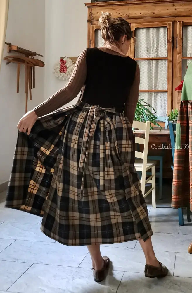 Grembiule in lana tartan e velluto marrone (Ref. 465) grembiule donna tessuti moderni