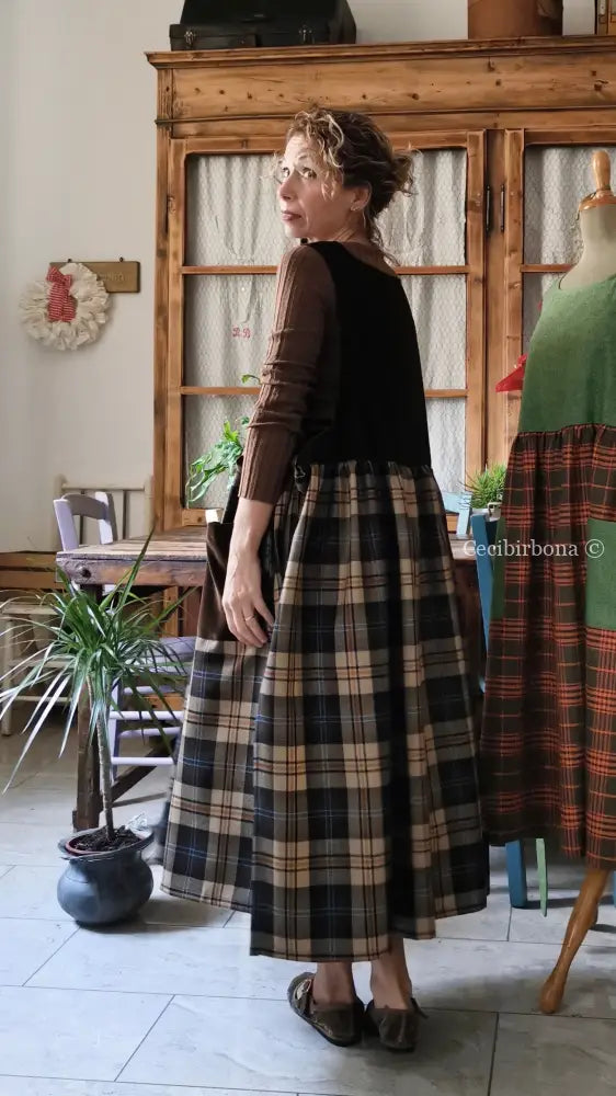 Grembiule in lana tartan e velluto marrone (Ref. 465) grembiule donna tessuti moderni