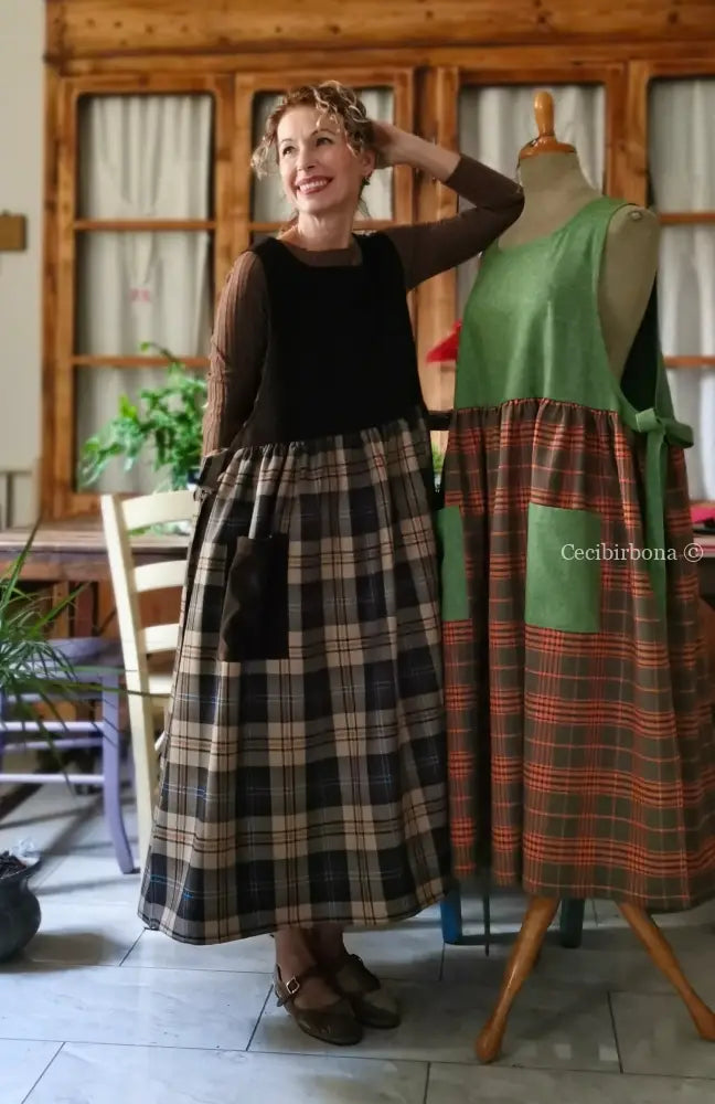 Grembiule in lana tartan e velluto marrone (Ref. 465) grembiule donna tessuti moderni
