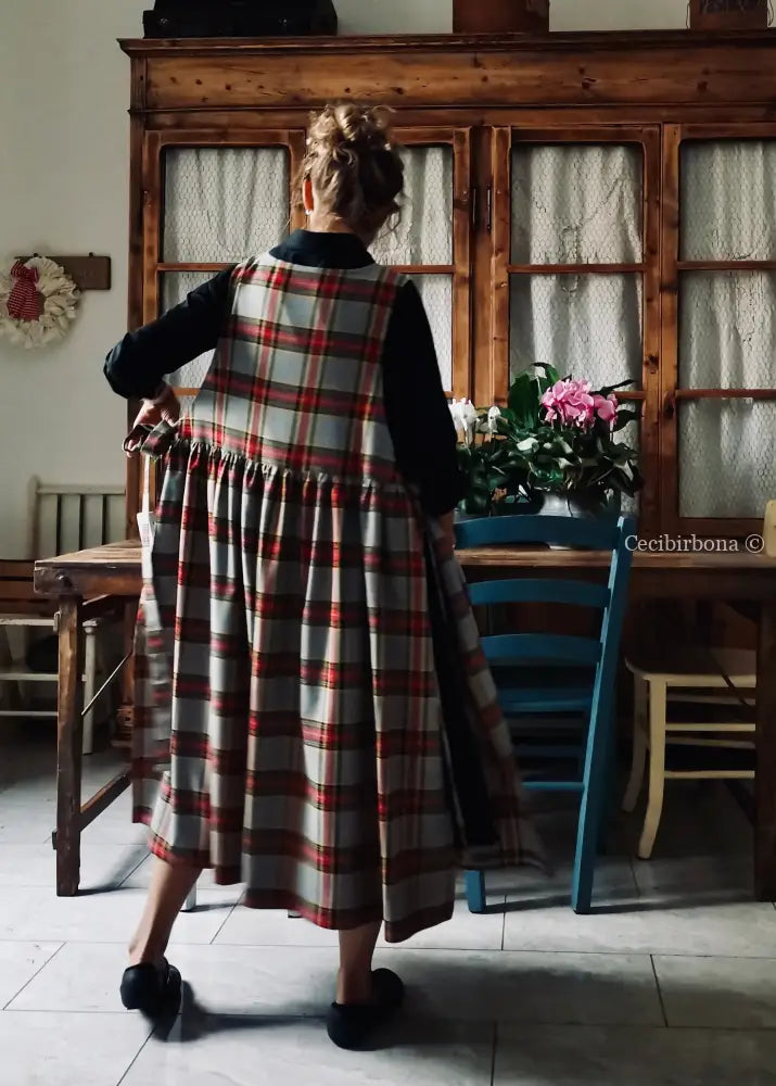 Grembiule in lana tartan grigia e rossa (Ref. 453) grembiule donna tessuti moderni