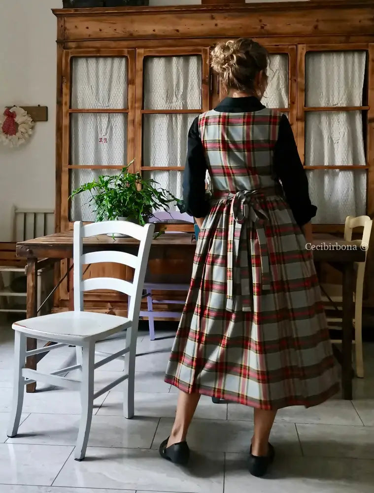 Grembiule in lana tartan grigia e rossa (Ref. 453) grembiule donna tessuti moderni