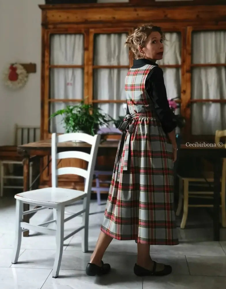 Grembiule in lana tartan grigia e rossa (Ref. 453) grembiule donna tessuti moderni