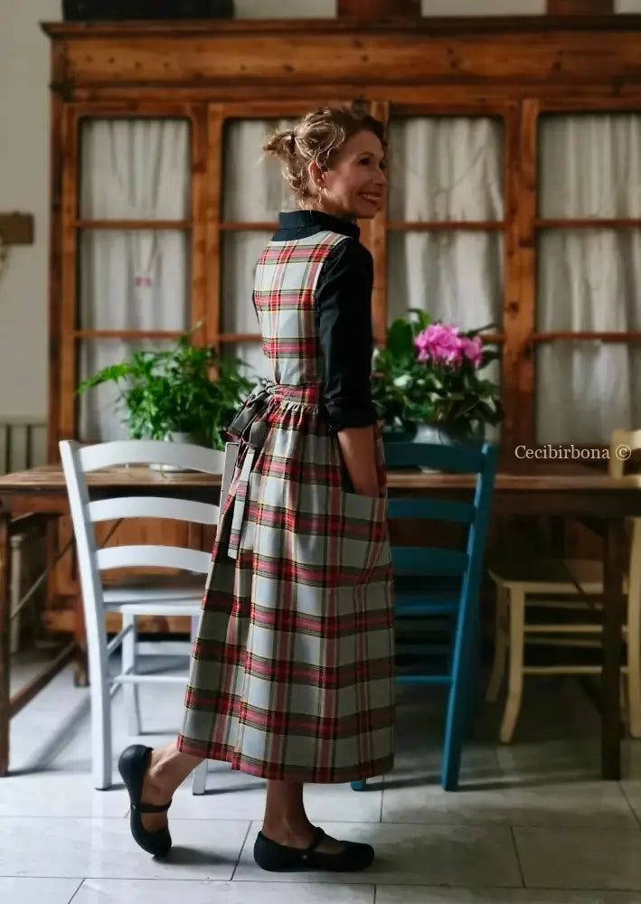 Grembiule in lana tartan grigia e rossa (Ref. 453) grembiule donna tessuti moderni