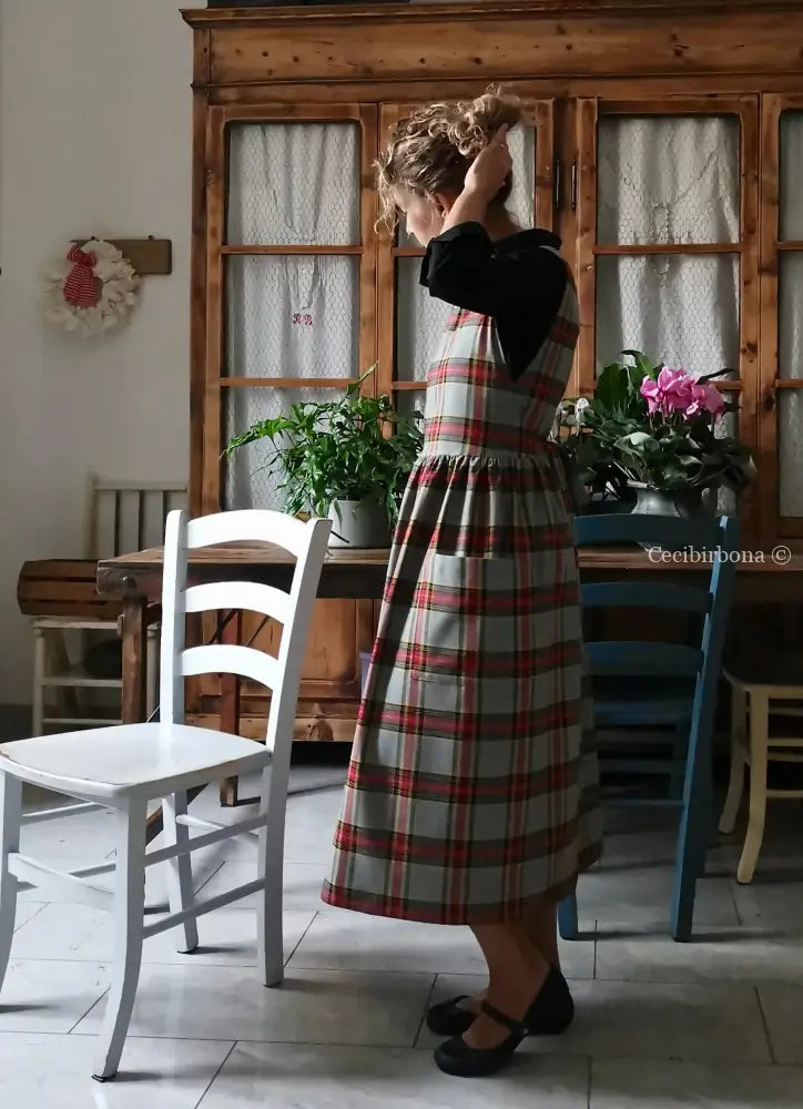 Grembiule in lana tartan grigia e rossa (Ref. 453) grembiule donna tessuti moderni