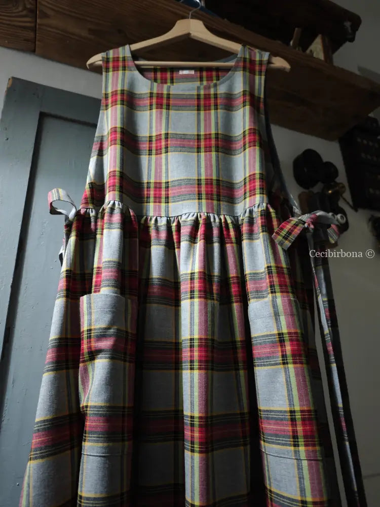 Grembiule in lana tartan grigia e rossa (Ref. 453) grembiule donna tessuti moderni