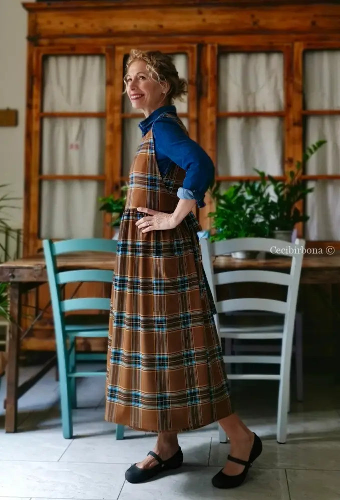 Grembiule in lana tartan marrone e azzurro (Ref. 372) grembiule donna tessuti moderni