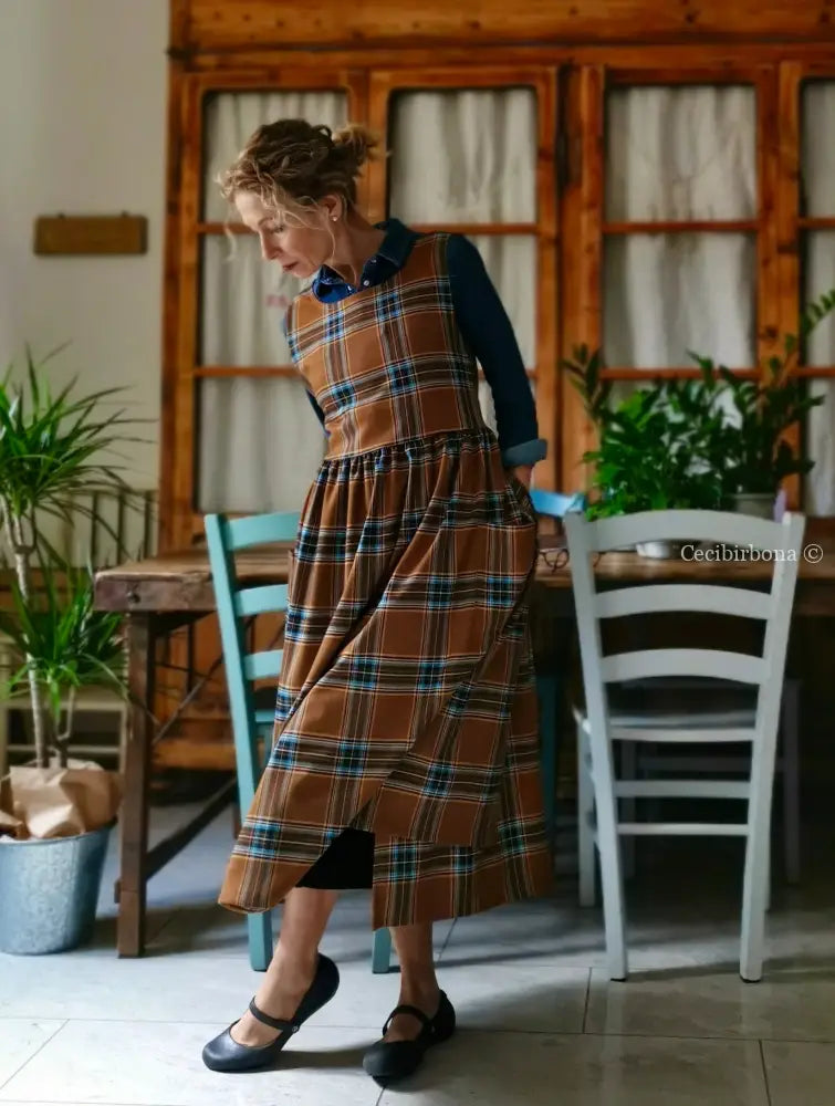 Grembiule in lana tartan marrone e azzurro (Ref. 372) grembiule donna tessuti moderni