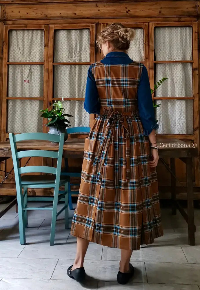 Grembiule in lana tartan marrone e azzurro (Ref. 372) grembiule donna tessuti moderni