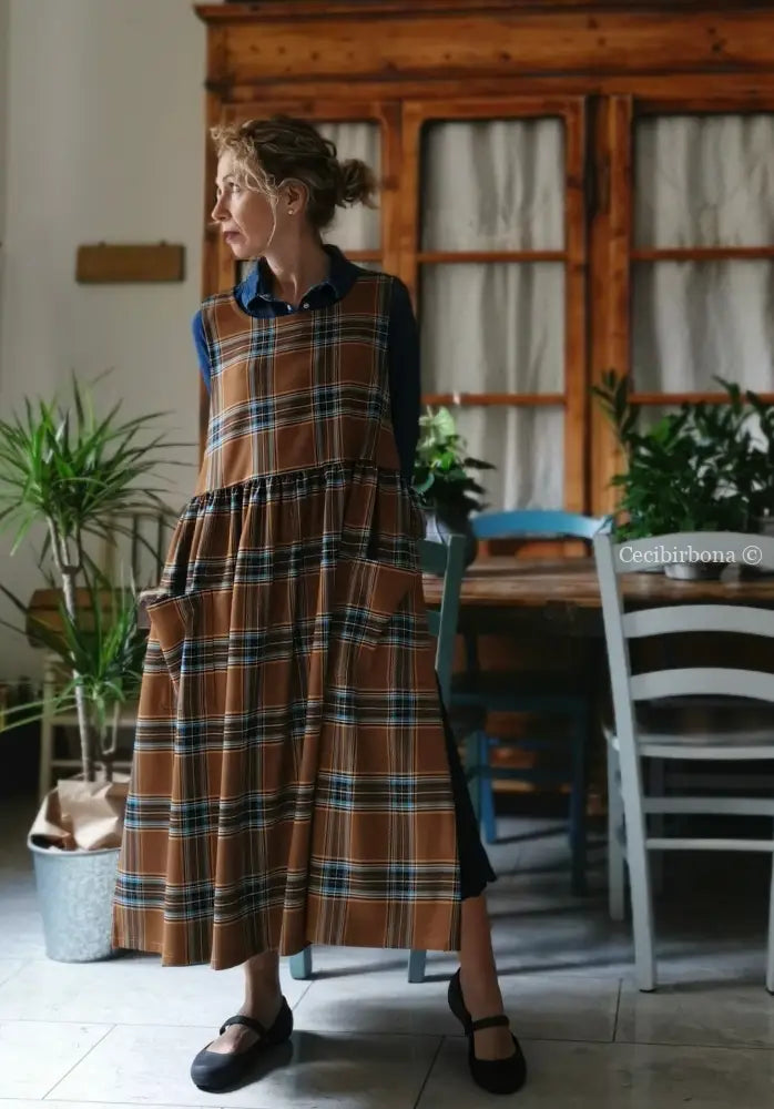 Grembiule in lana tartan marrone e azzurro (Ref. 372) grembiule donna tessuti moderni
