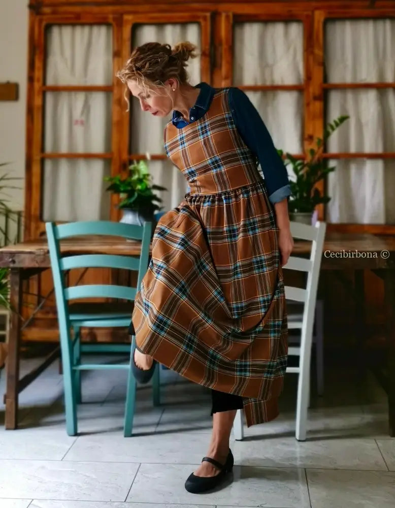 Grembiule in lana tartan marrone e azzurro (Ref. 372) grembiule donna tessuti moderni