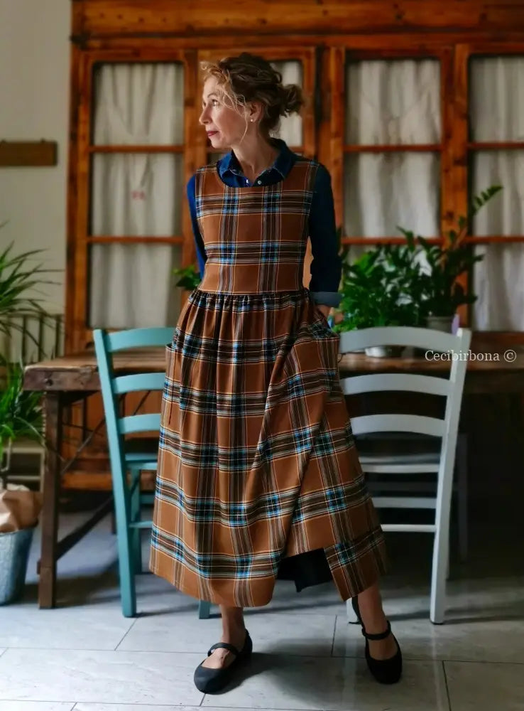 Grembiule in lana tartan marrone e azzurro (Ref. 372) grembiule donna tessuti moderni