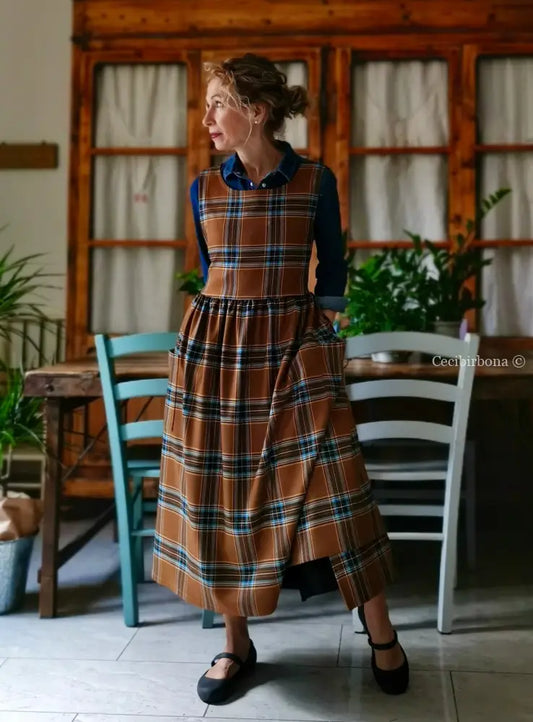 Grembiule in lana tartan marrone e azzurro (Ref. 372) grembiule donna tessuti moderni