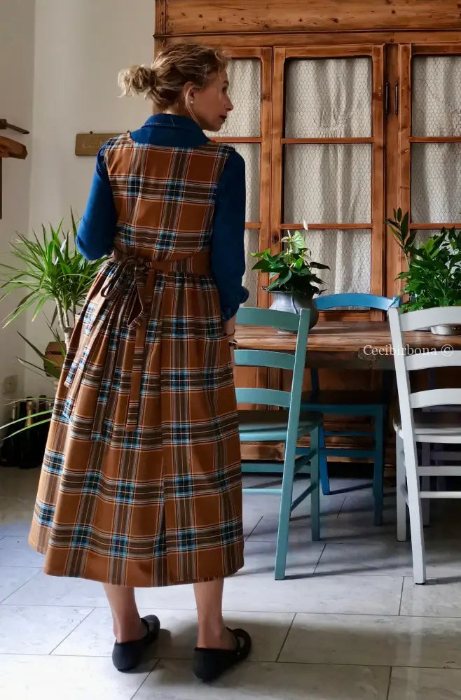Grembiule in lana tartan marrone e azzurro (Ref. 372) grembiule donna tessuti moderni