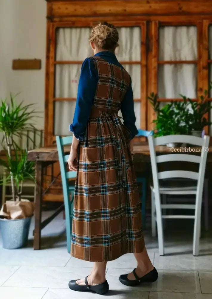 Grembiule in lana tartan marrone e azzurro (Ref. 372) grembiule donna tessuti moderni